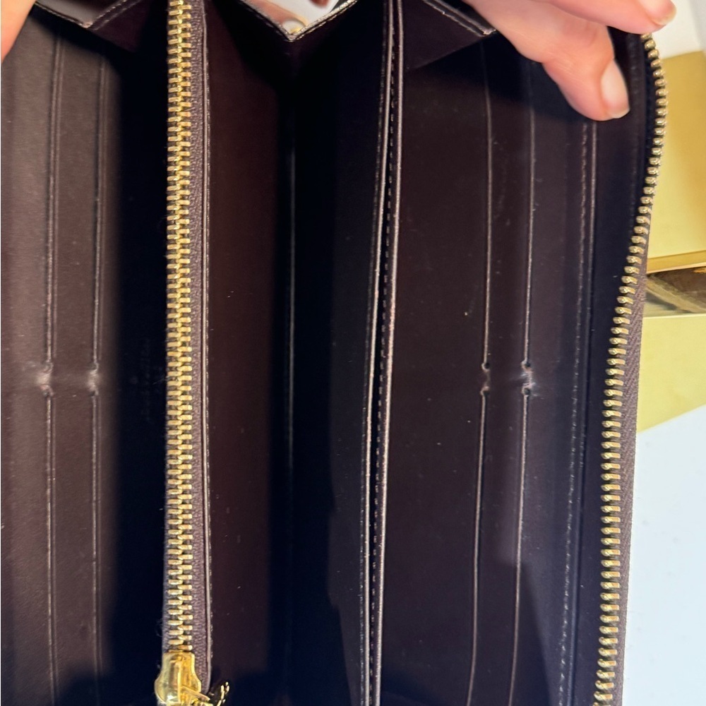 AUTHENTIC Louis Vuitton Zipper Wallet in Burgundy Vernis - Picture 5 of 6